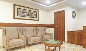 a waiting room with chairs and a table at Treebo Trend Arastu Grand in Hyderabad