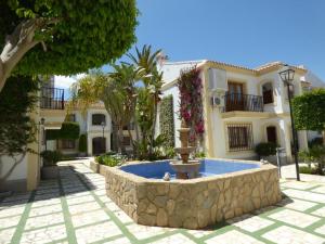 een huis met een fontein midden op een binnenplaats bij Casa del Pescador en Vera in Vera