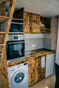 Kuchyň nebo kuchyňský kout v ubytování Tiny house near Viljandi lake