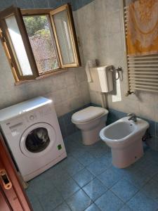 een badkamer met wasmachine en toilet bij GREEN HOUSE in Vasto