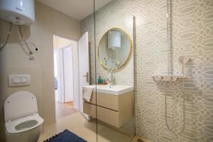 Et badeværelse på Apartments Mali Raj Komiza + 42 billeder