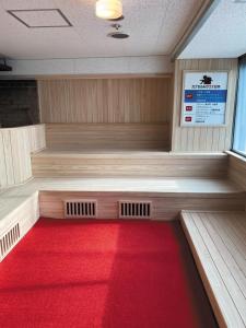 a red carpet in a sauna with a red rug at カプセル&サウナ日本 -男性専用 men only- in Fukuyama
