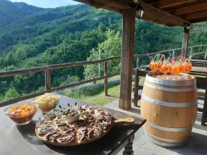 a table with a wine barrel and some food and drinks at Agriturismo Cà Nova in Palazzuolo sul Senio