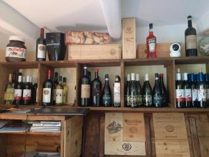 un mucchio di bottiglie di vino sugli scaffali di Agriturismo Cà Nova a Palazzuolo sul Senio