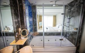 薩姆松的住宿－維恩精品酒店，带淋浴和浴缸的浴室