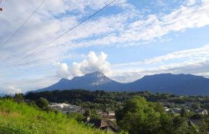 - une vue sur la montagne au loin dans l'établissement bedroom, à Aix-les-Bains