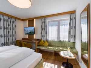 Postel nebo postele na pokoji v ubytování Hotel Landhaus Zillertal