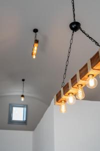 una lámpara de araña colgando del techo en una habitación en SantoRossa Luxury Villas, en Emporio
