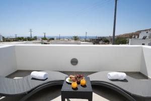 SantoRossa Luxury Villas في Emporio: طاولة مع الفاكهة فوق السطح