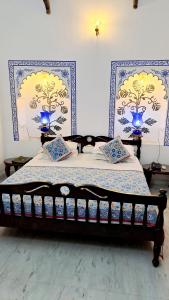 Łóżko lub łóżka w pokoju w obiekcie Mahendra Prakash