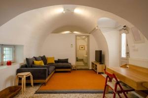 レオニディオにあるSkounas Homeのソファとテーブルのあるリビングルーム