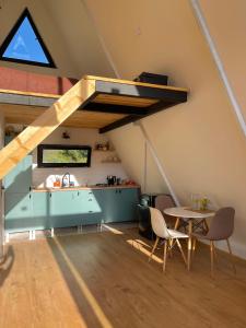 uma cozinha e sala de jantar num loft com uma mesa em Sno Cottage em Sno