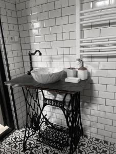 uma casa de banho com um balcão e um lavatório. em Sno Cottage em Sno