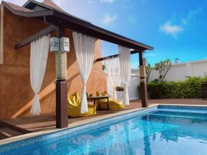 בריכת השחייה שנמצאת ב-Malibu Pool Villa Pattaya או באזור