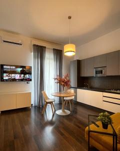 uma cozinha com mesa e cadeiras num quarto em Residence Petrone em Foggia