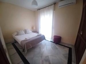 A bed or beds in a room at Del Parque Flats Paraiso Beach