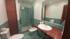 A bathroom at Del Parque Flats Paraiso Beach