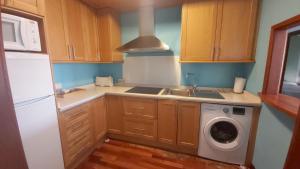 A kitchen or kitchenette at Del Parque Flats Paraiso Beach