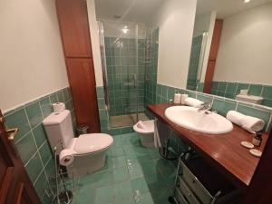 A bathroom at Del Parque Flats Paraiso Beach