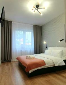 מיטה או מיטות בחדר ב-Apartament nad Iławką