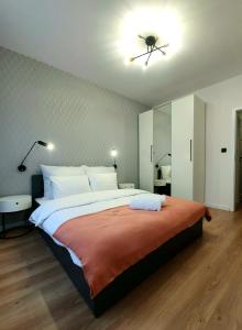 um quarto com uma cama grande e uma ventoinha de tecto em Apartament nad Iławką em Iława