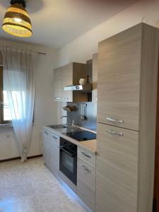 cocina con fregadero y fogones en Villa Irene Apartments en Mestre