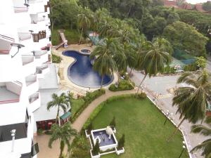 einen Luftblick auf einen Pool in einem Resort in der Unterkunft Batu Ferringhi Seaview Apartment in Batu Feringgi