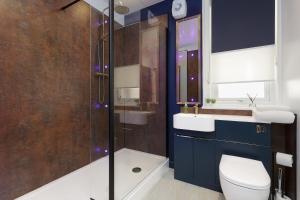 La salle de bains est pourvue d'une douche, de toilettes et d'un lavabo. dans l'établissement Cormorant PLACE LUXURY PAD, à Portsmouth