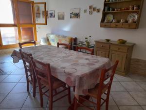 jadalnia ze stołem i krzesłami oraz kuchnia w obiekcie Casa dei profumi w mieście Carloforte