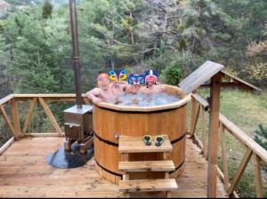 een groep mensen in een bubbelbad op een terras bij chalets cocody in Jausiers