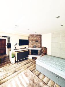 sypialnia z łóżkiem i pianinem w obiekcie Apartamencik Nad Jeziorem Dzwon Marcinkowo 51 - 2 w mieście Mrągowo