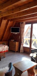 TV a/nebo společenská místnost v ubytování chalets cocody