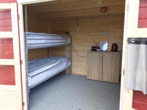 Die Radlerhütte - NUR FÜR EINE NACHT - في Ankelohe: غرفة مع سرير بطابقين في كابينة