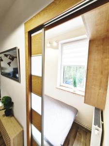 Łóżko lub łóżka w pokoju w obiekcie Apartamencik Nad Jeziorem Dzwon Marcinkowo 51 - 2