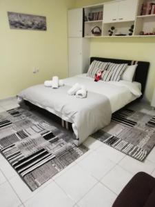 ein Schlafzimmer mit einem großen Bett mit Handtüchern darauf in der Unterkunft COZZY STUDIO IN NEA MAKRI in Nea Makri