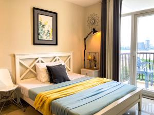 A bed or beds in a room at BH Mangrove Condos