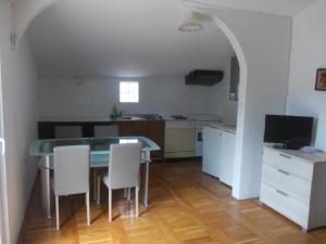 Televízia a/alebo spoločenská miestnosť v ubytovaní Apartmani Crkvina + 10 fotografií