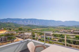 ein Balkon mit Blick auf die Berge in der Unterkunft Vila Pulo in Tragjas