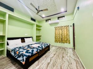 Ένα ή περισσότερα κρεβάτια σε δωμάτιο στο V Homestays
