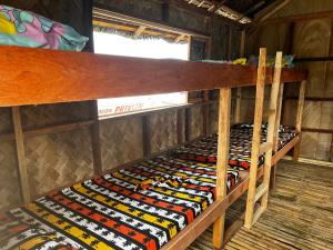 Tempat tidur susun dalam kamar di Onyong's Floating Cottage