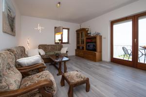 ein Wohnzimmer mit einem Sofa und einem Tisch in der Unterkunft Bela Vista 4 Rustikales Appartement in Volosko