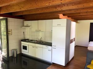 eine Küche mit weißen Geräten und einer Holzdecke in der Unterkunft FLATS 2 RENT in Imst