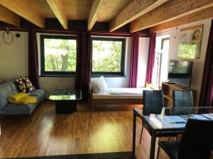 un soggiorno con un divano e due finestre di FLATS 2 RENT a Imst