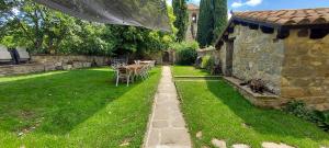 un jardín con mesa y sillas en un patio en Castell de Llaés en Llaés