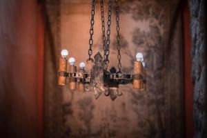 un lampadario pendente appeso a una catena in una stanza di Castell de Llaés a Llaés