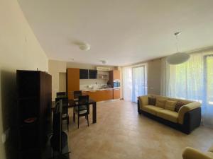 a living room with a couch and a table at La Terraza del Oasis in Lozenets