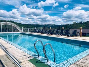 Bazén v ubytování IZKI Eco Resort nebo v jeho okolí