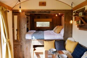 מיטה או מיטות בחדר ב-Little Ash Glamping - Luxury Shepherd's Huts