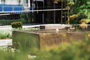 ptak siedzący na szczycie fontanny w parku w obiekcie LOOMZ living Self-check-in w mieście Innsbruck