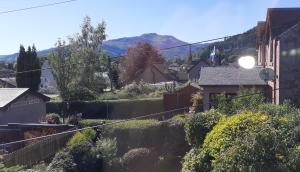 een uitzicht op een huis met bergen op de achtergrond bij Andreu Cottage in Callander